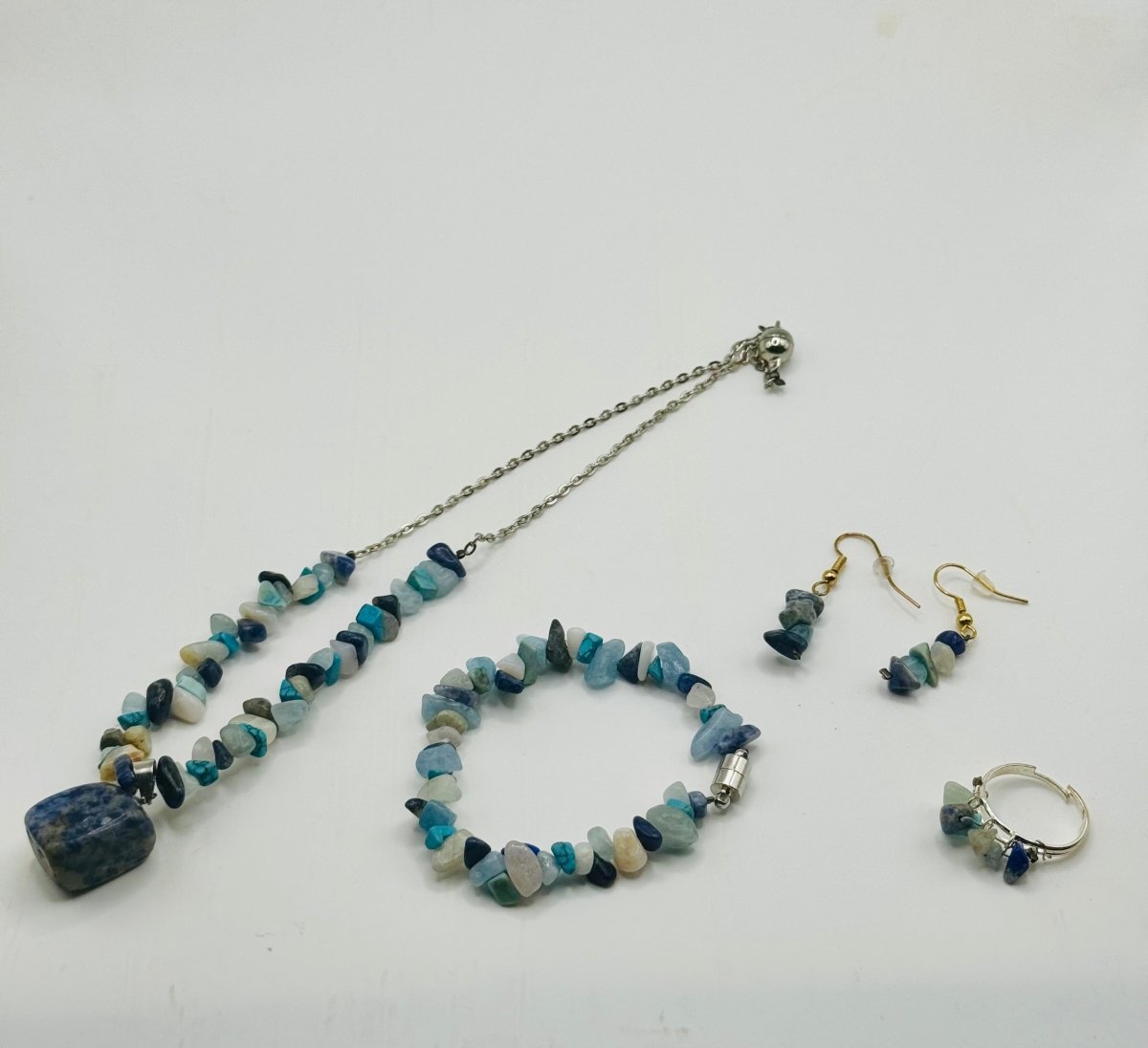 Sodalite and Turquoise Howlite, 4-piece Set - Herbal RocksSodalite and Turquoise Howlite, 4-piece SetsetsHerbal RocksHerbal RocksSodalite and Turquoise Howlite, 4-piece Set